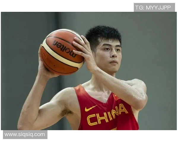 方硕在篮球赛场的崛起与挑战：从新星到领袖的成长之路